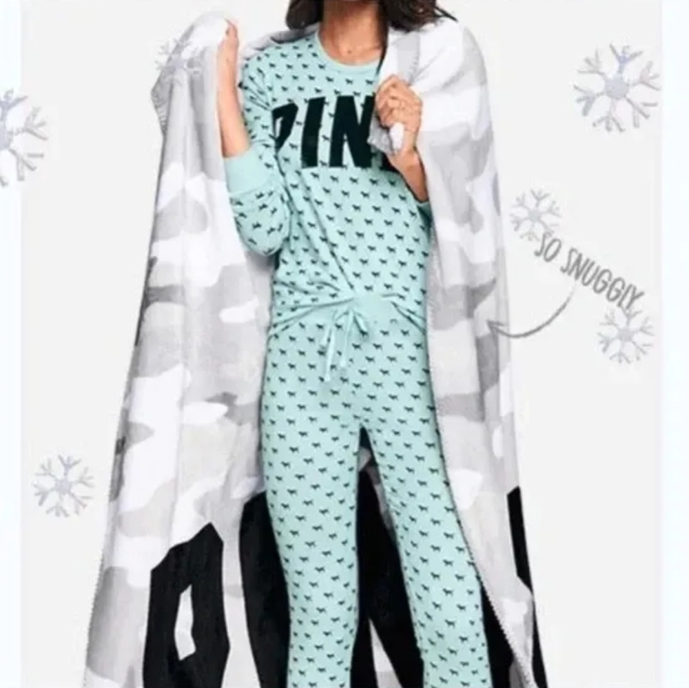 Victoria's Secret Pink Camo Cozy Soft Plush Blanket Throw 50 x 60 Gray Logo